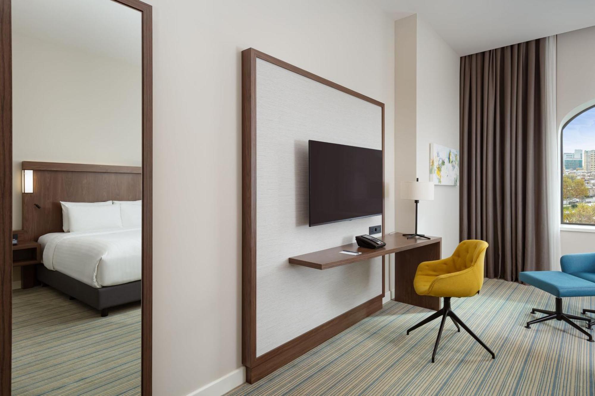 Courtyard By Marriott Baku Hotel Bagian luar foto