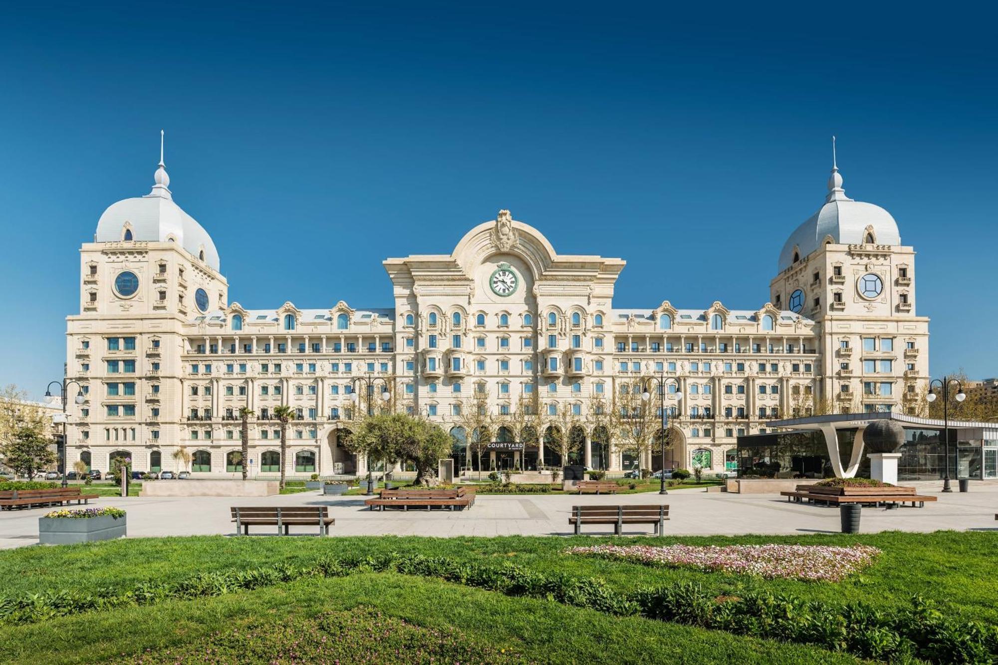 Courtyard By Marriott Baku Hotel Bagian luar foto